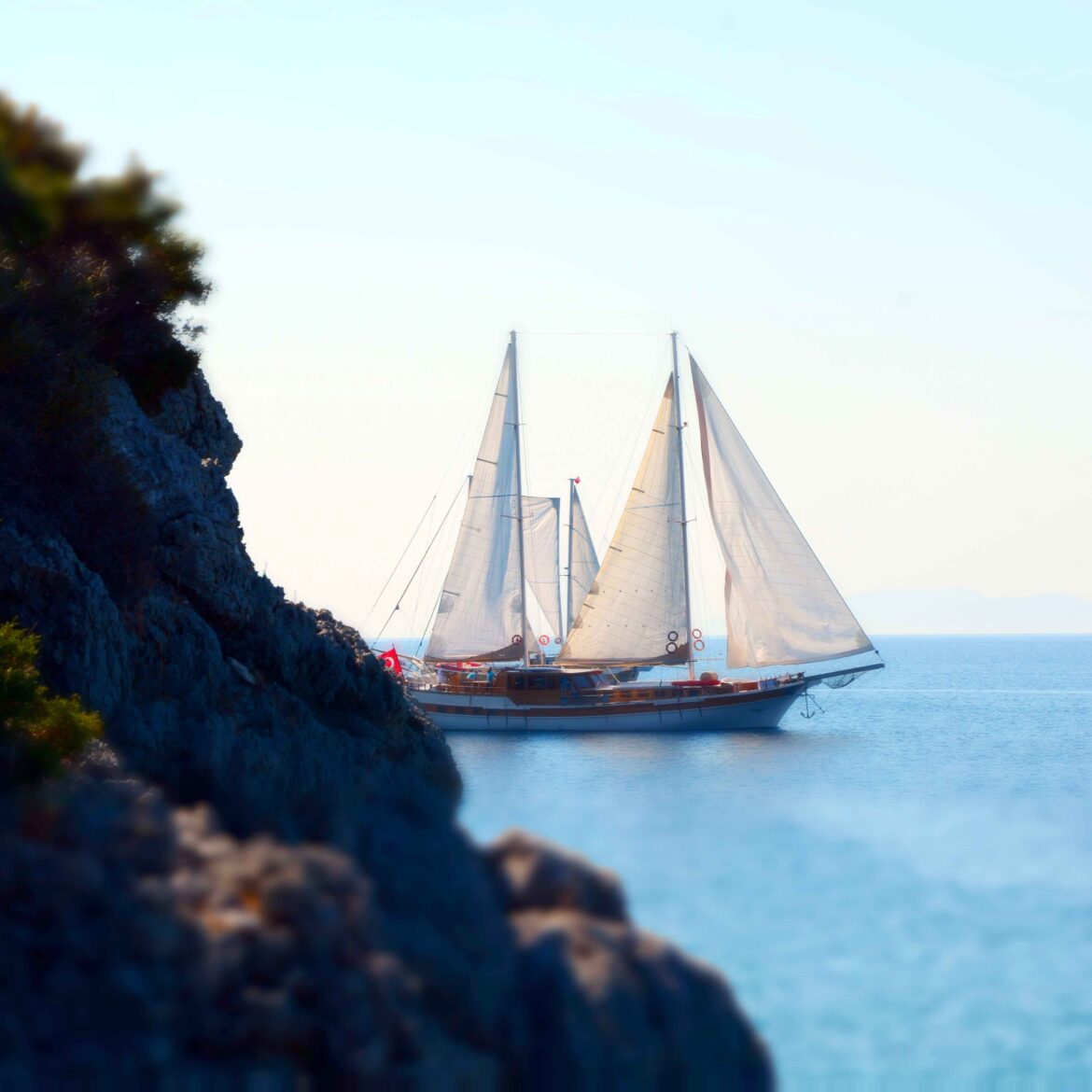 1080-1080-kayalarin-arkasindan-yat